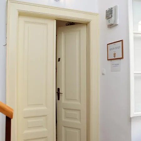 Mira Ostanak kod kuće *