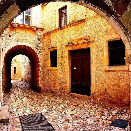 Mira Ostanak kod kuće Trogir